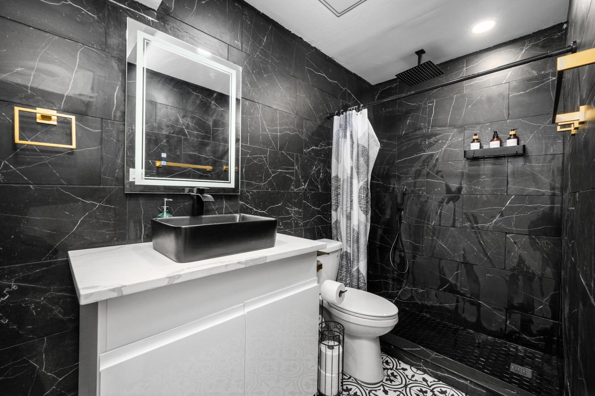 Bright & Airy Apt Close To Everything With Free Park Apartment Houston Bagian luar foto