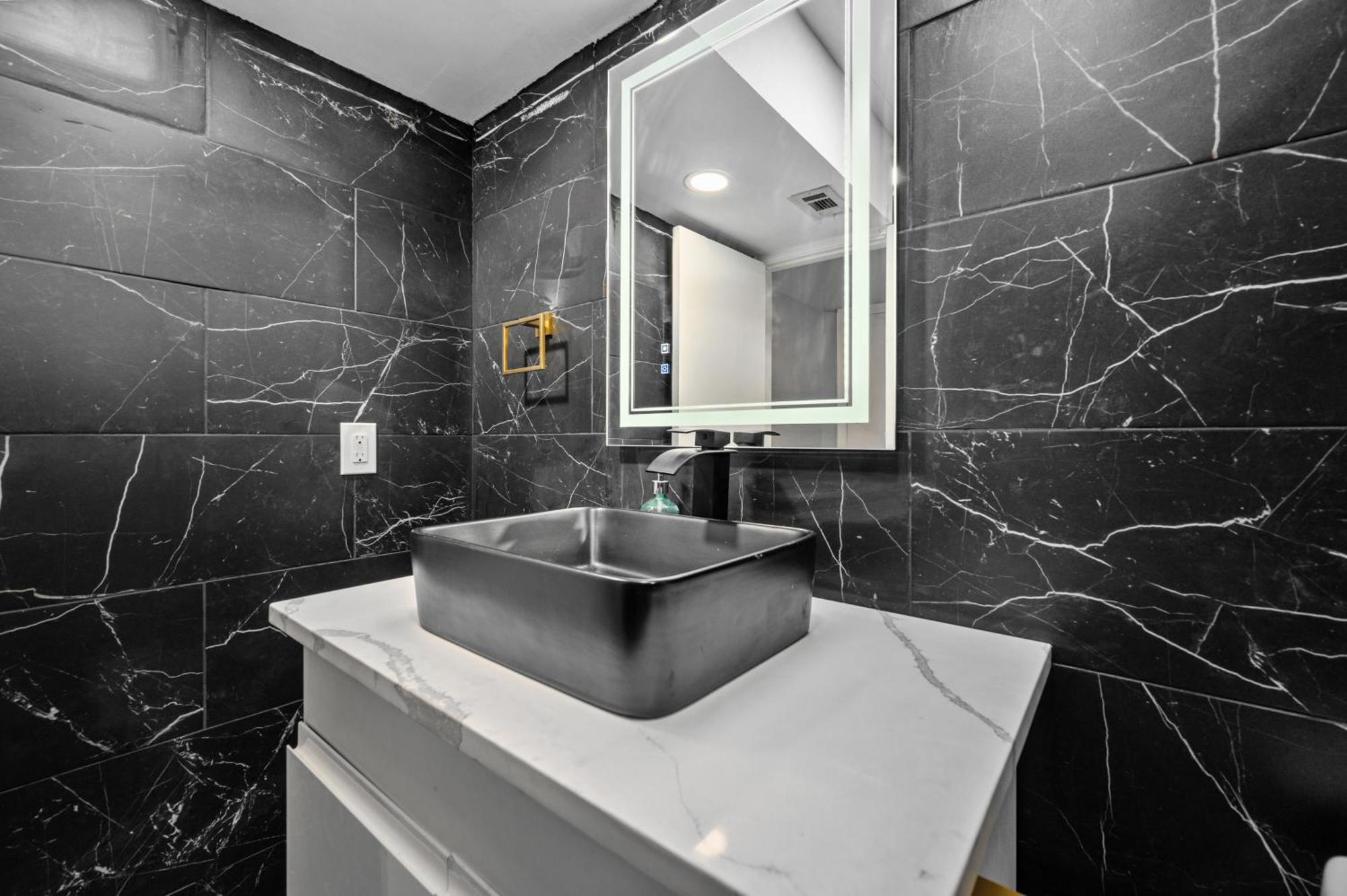 Bright & Airy Apt Close To Everything With Free Park Apartment Houston Bagian luar foto