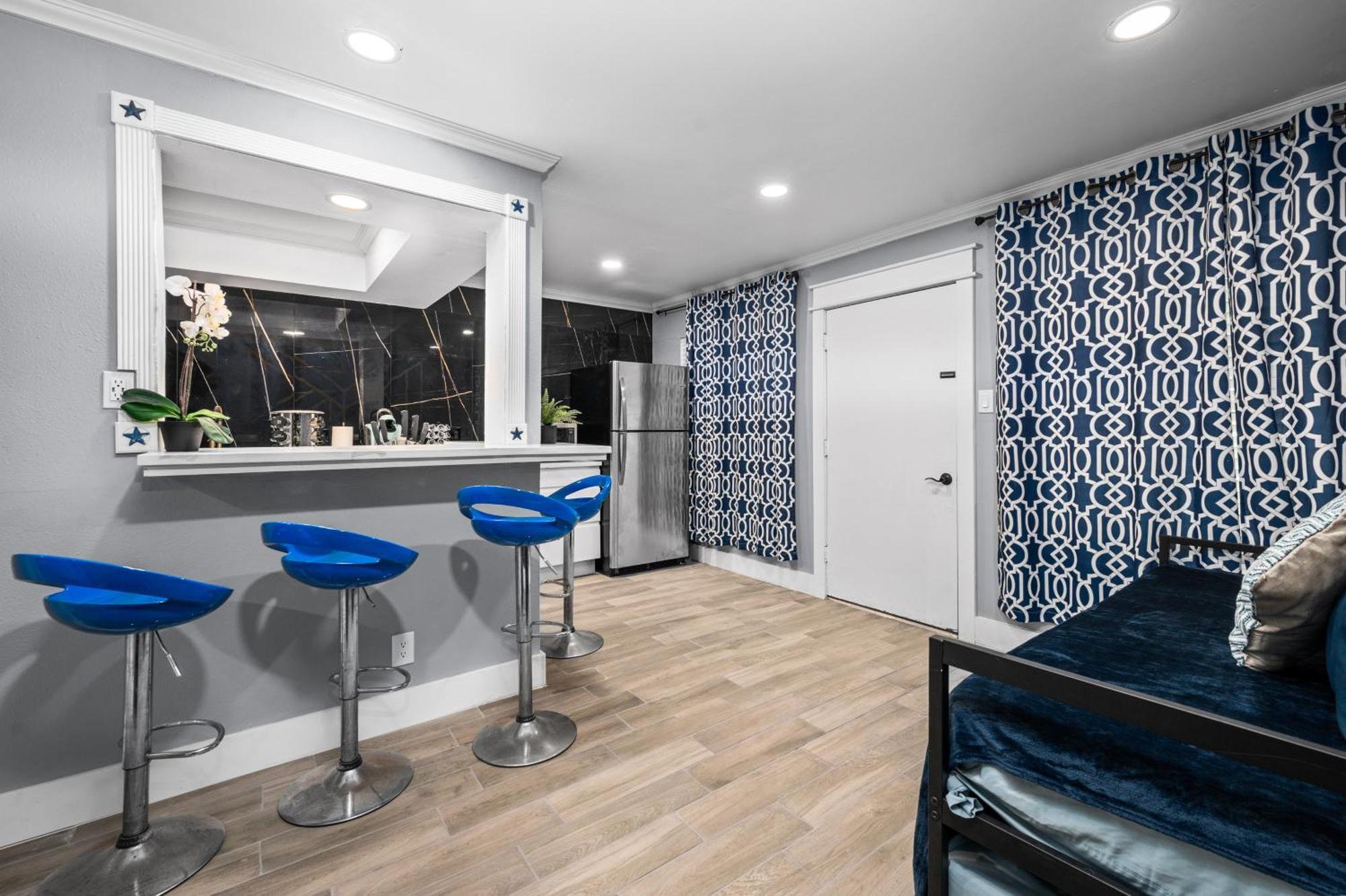 Bright & Airy Apt Close To Everything With Free Park Apartment Houston Bagian luar foto